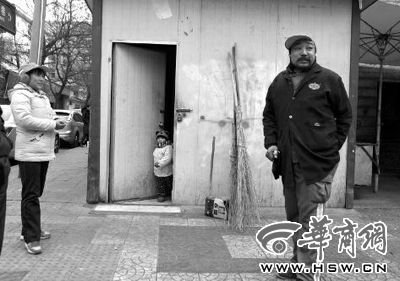 由于沒人照看，爸爸媽媽干活時帶著兩歲多的小韓靈  本報記者 董國梁 攝 